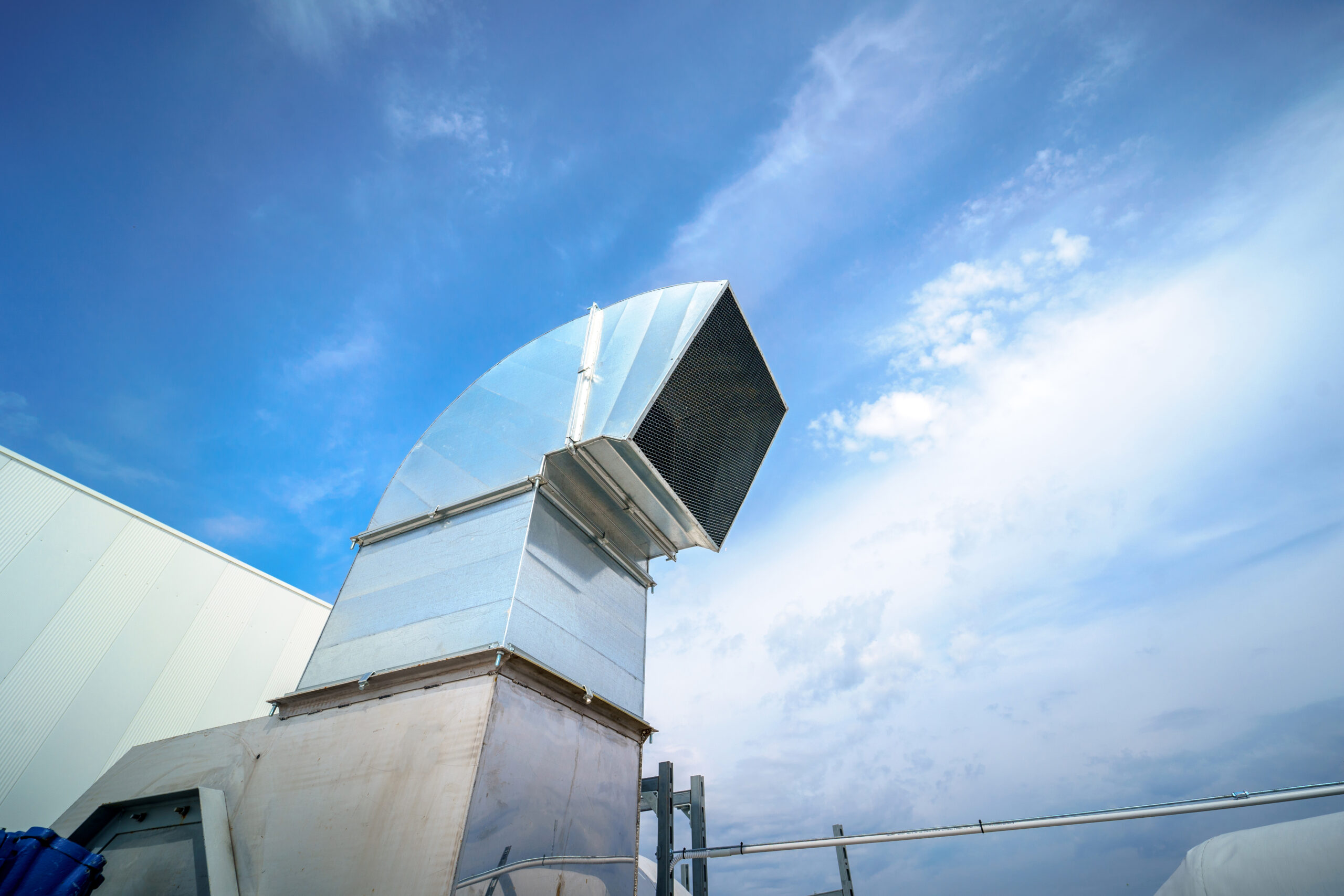 Sistema de ventilación industrial instalado en una cubierta
