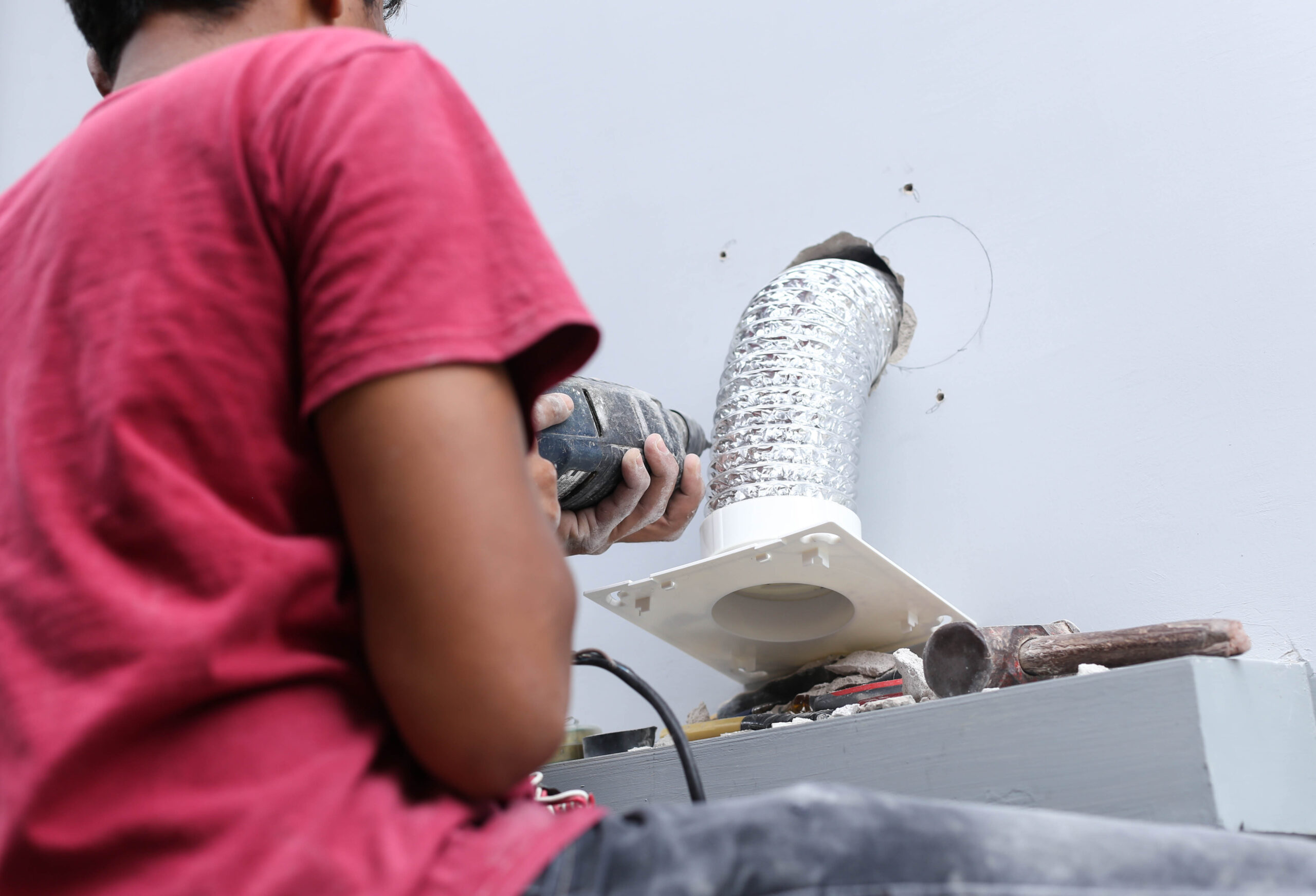 Profesional trabajando en la instalación de un conducto de ventilación